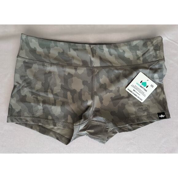 Wodbottom NWT Women’s Gray Reflective Camo Activewear shorts - size XXXL - Picture 3 of 8